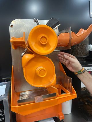 Exprimidor de naranjas profesional le falla una pi