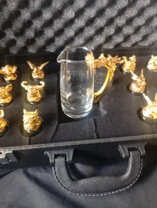 Vasos de Whisky Dorados y Transparentes