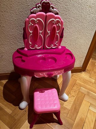 Tocador de juguete rosa con taburete