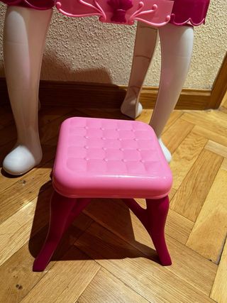 Tocador de juguete rosa con taburete