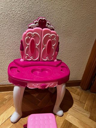 Tocador de juguete rosa con taburete