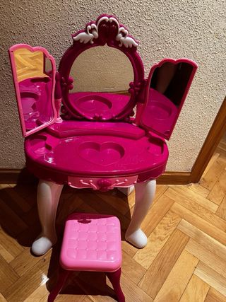 Tocador de juguete rosa con taburete