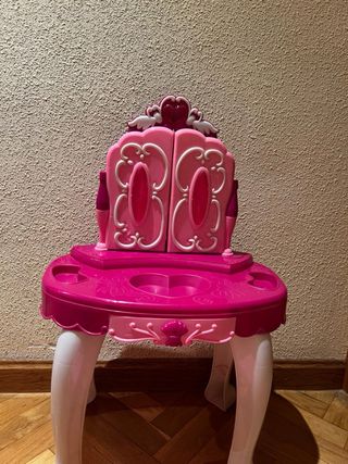 Tocador de juguete rosa con taburete