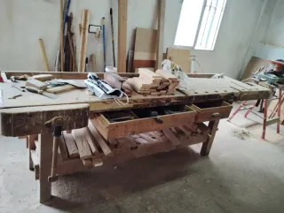 Banco de carpintero antiguo de madera