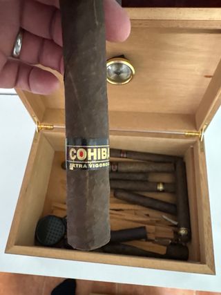 Caja de puros con puros