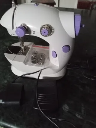 Macchina per cucire compatta