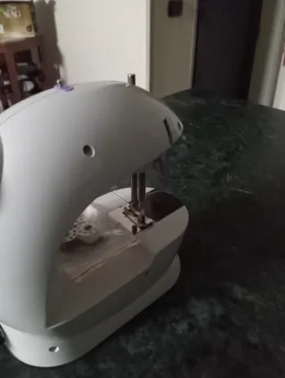 Macchina per cucire compatta