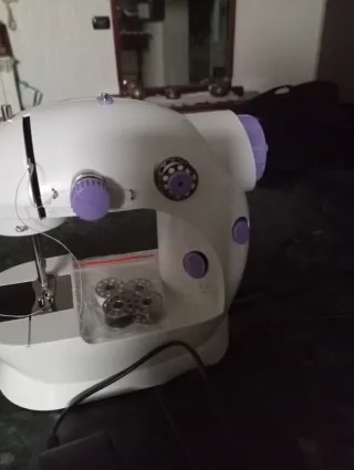 Macchina per cucire compatta