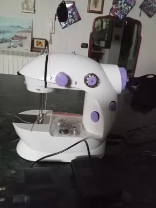 Macchina per cucire compatta