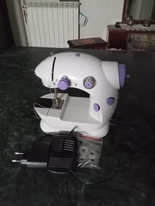 Macchina per cucire compatta