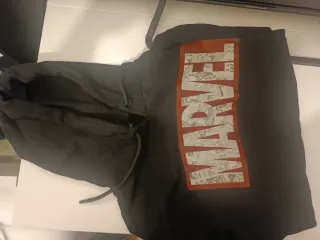 Sudadera Marvel Negra con Logo Rojo