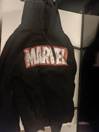 Sudadera Marvel Negra con Logo Rojo
