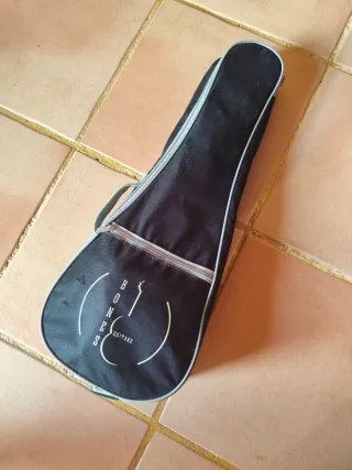 Ukelele Bones Guitar casi sin uso.