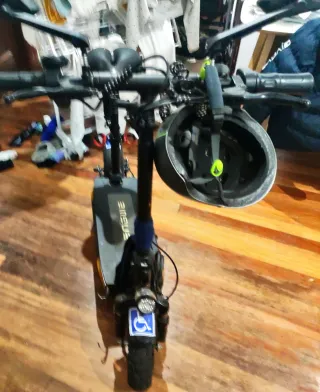 Patín eléctrico con casco