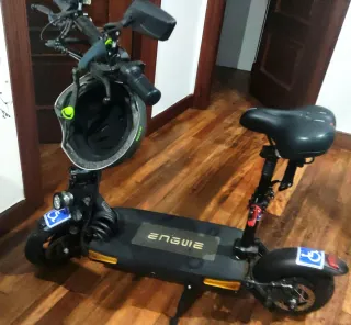 Patín eléctrico con casco