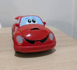 Coche de juguete rojo dirigido