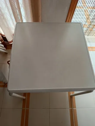 Mesa y 4 sillas de plástico blancas