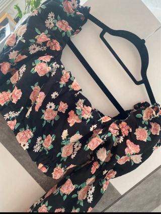 Top flores manga larga negro