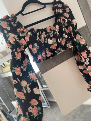 Top flores manga larga negro