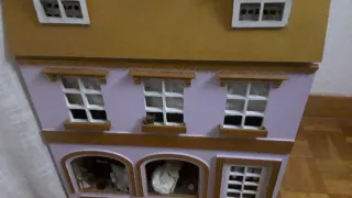 Casita de muñecas de madera