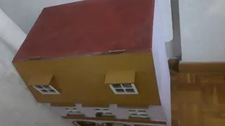 Casita de muñecas de madera