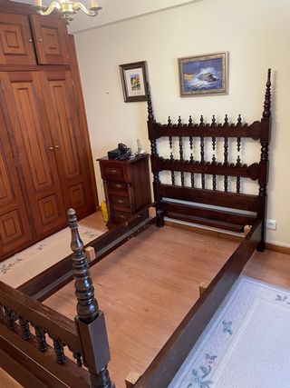 Cama antigua de madera maciza