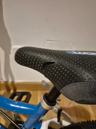 Bicicleta Woom 3 de 16" ultra ligera como nueva