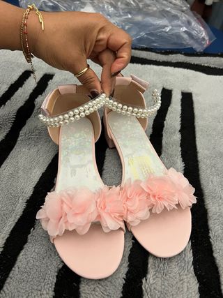 Sandalias rosas con flores y perlas