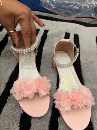 Sandalias rosas con flores y perlas