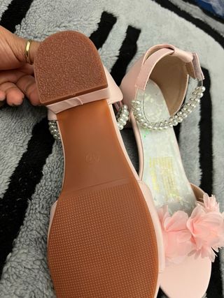 Sandalias rosas con flores y perlas