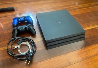 PS4 Pro 1TB + 2 mandos y 11 juegos