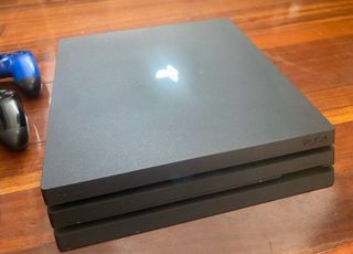PS4 Pro 1TB + 2 mandos y 11 juegos