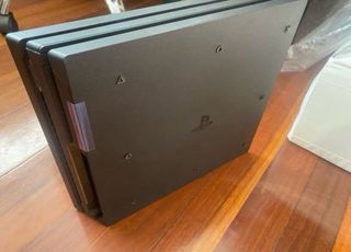 PS4 Pro 1TB + 2 mandos y 11 juegos
