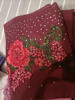 Varias ,Bufandas rosa abalorios beis ,lana etc.