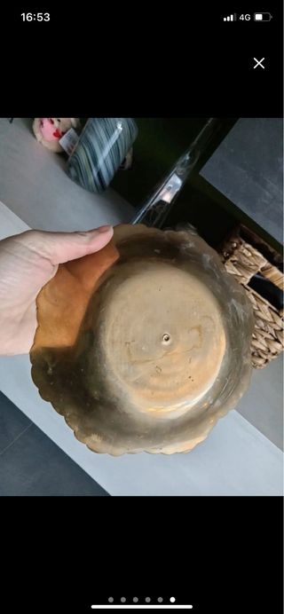 Vaso e ciotola in ottone decorati con fiori