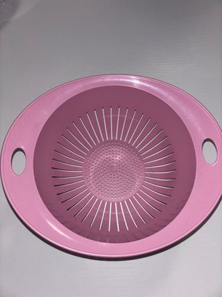 Colador de plástico rosa