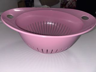 Colador de plástico rosa