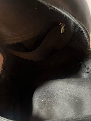 Mochila negra con diseño V