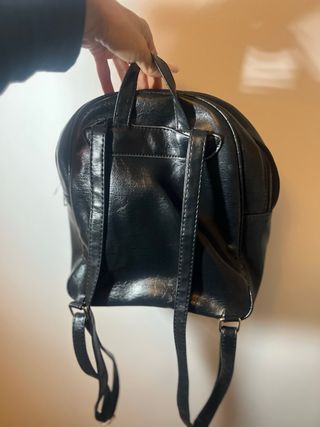 Mochila negra con diseño V