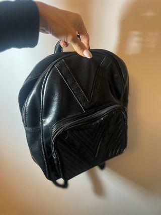 Mochila negra con diseño V
