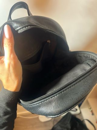 Mochila negra con diseño V