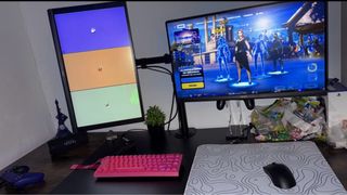 Setup PC Gamer con Teclado Rosa y Ratón