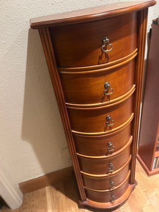 Mueble de madera con cajones curvos