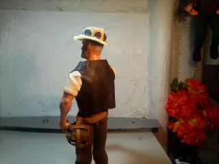 Muñeco explorador con sombrero