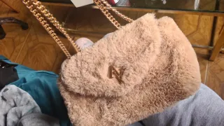 Bolso peluche beige con cadena dorada