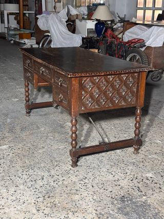 Escritorio de madera de Nogal tallado