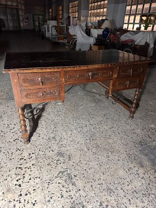 Escritorio de madera de Nogal tallado