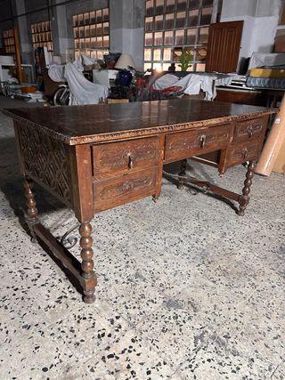 Escritorio de madera de Nogal tallado