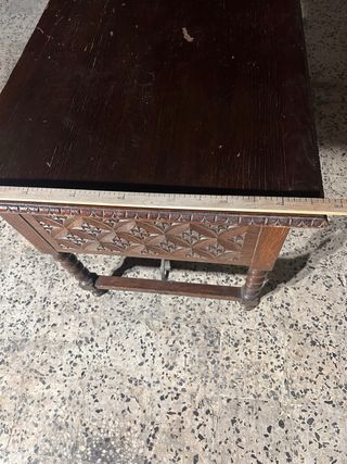Escritorio de madera de Nogal tallado