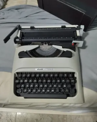 Máquina de escribir Olivetti Lettera 10